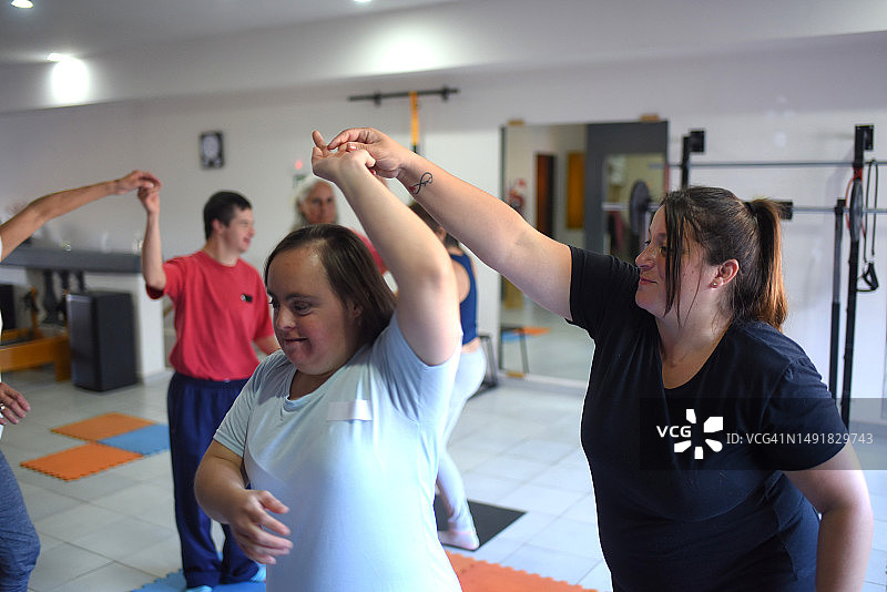 人们在礼堂里跳尊巴舞图片素材