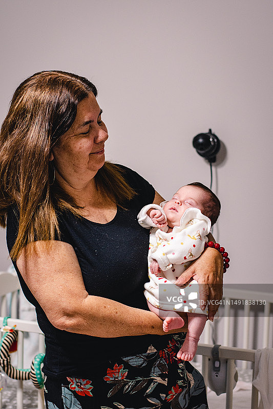 祖母怀抱孙女的肖像图片素材