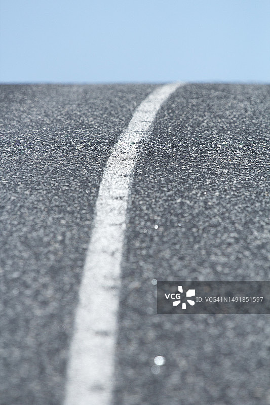 沥青路中央的单条白色标线图片素材