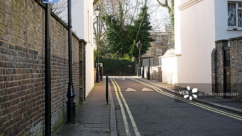 英国伦敦，古旧砖墙和白色山墙建筑旁的空旷街道图片素材
