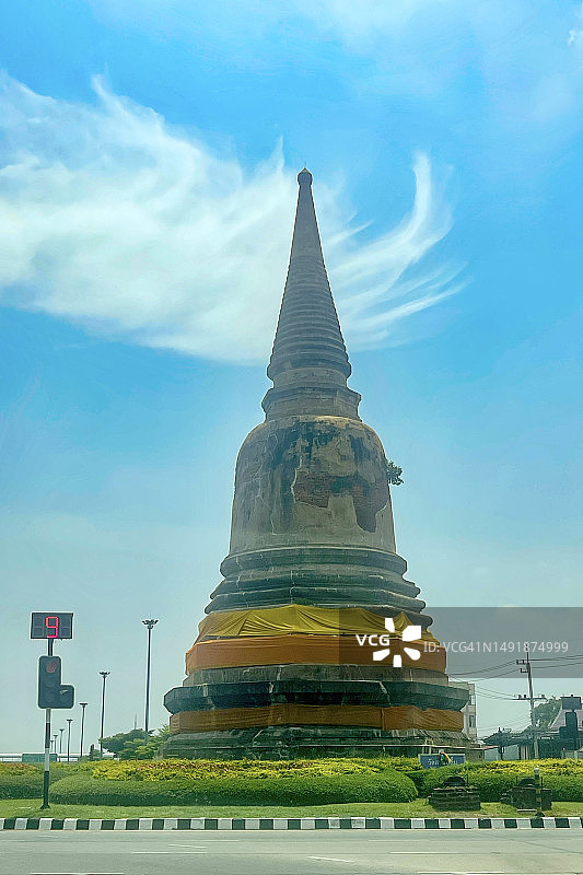 泰国阿瑜陀耶古城内的佛教佛塔环岛图片素材