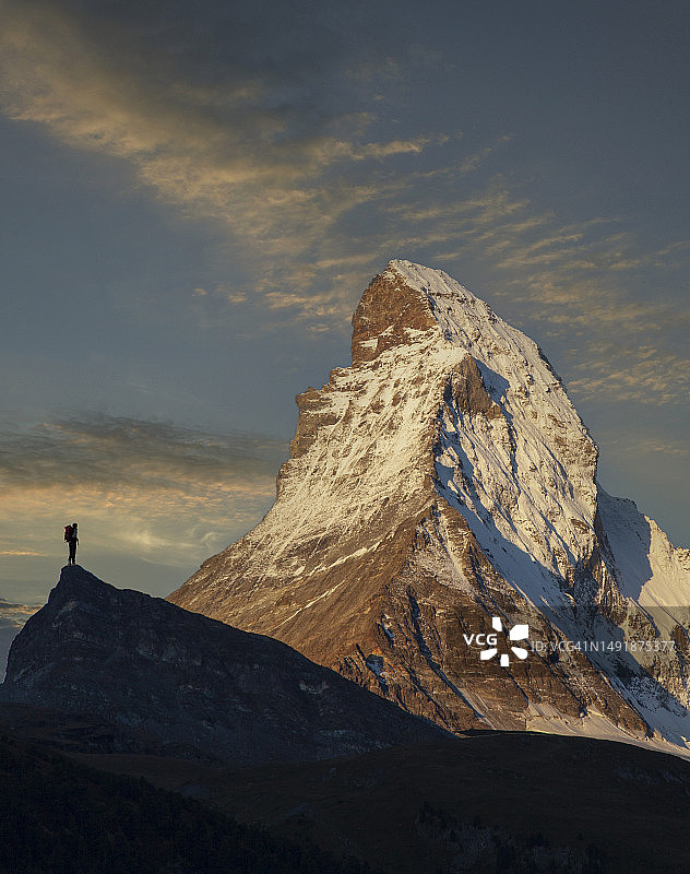 登山者观看马特洪峰图片素材