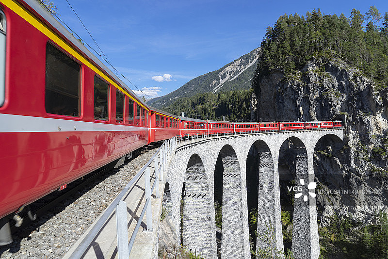 石拱高架桥上的红色火车图片素材