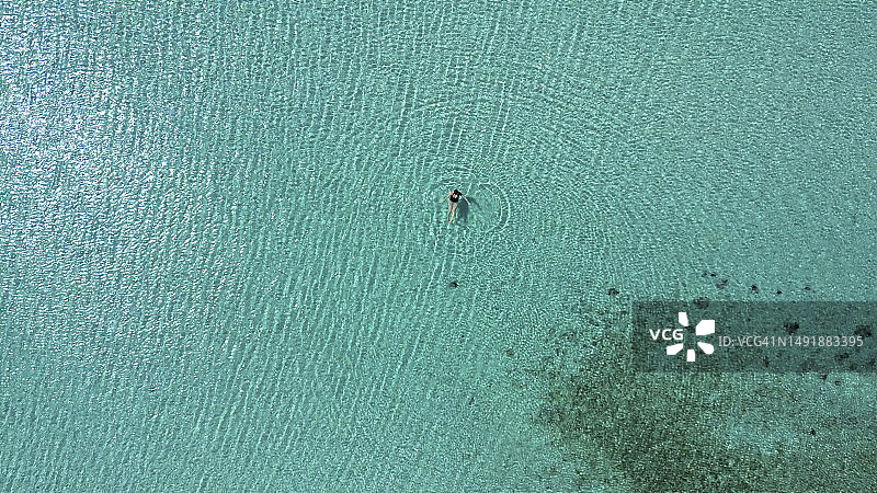 享受宁静海面的女人航拍图片素材