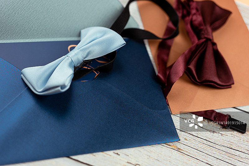 带蝴蝶结和结婚请柬的优雅婚礼文具套装图片素材