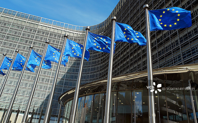 欧盟委员会，贝雷蒙大厦前的欧盟旗帜图片素材