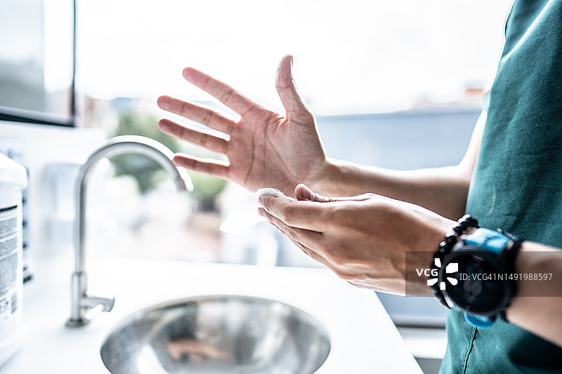 医生在医疗诊所洗手的特写图片素材