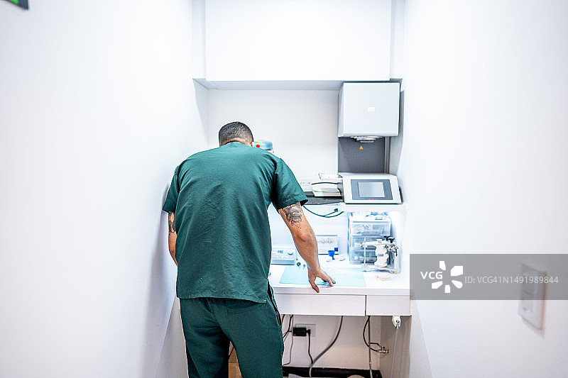 在牙科实验室工作的牙科助理/技术员背影图片素材