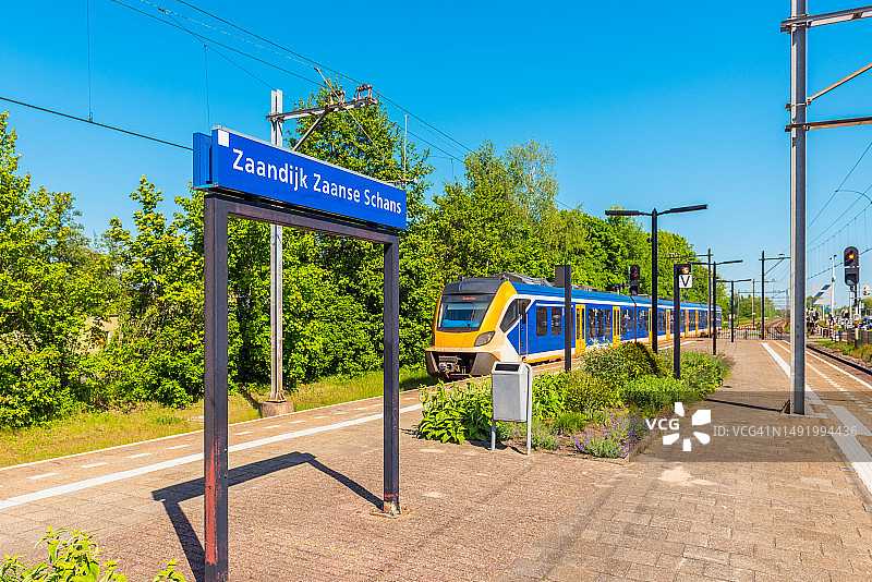 火车驶入荷兰赞丹市赞斯·斯汉斯火车站图片素材
