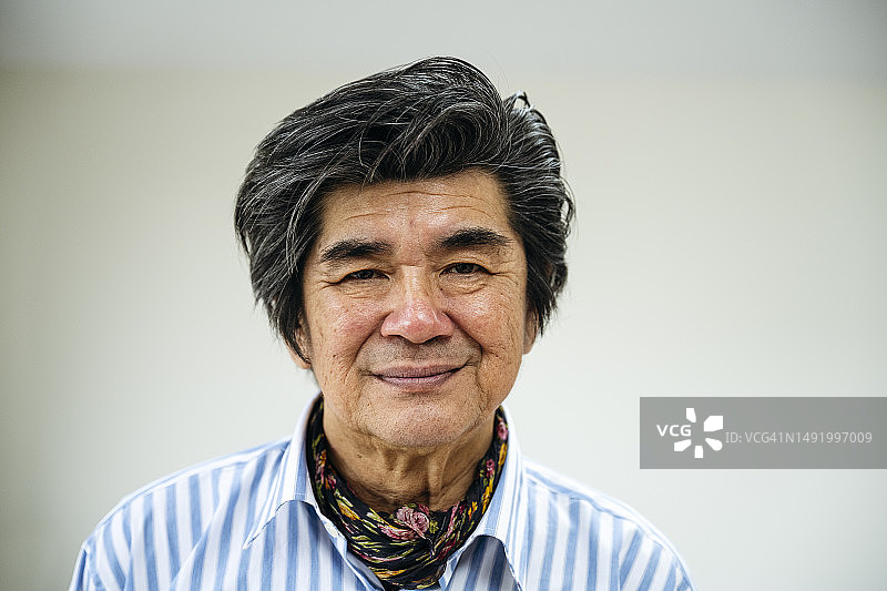 中国老年男子的画像，梳着蓬巴杜发型图片素材