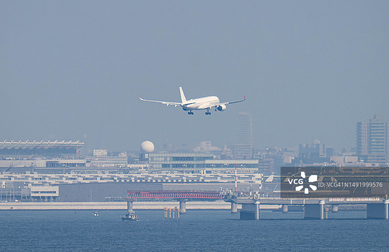 飞越日本东京海域的飞机图片素材