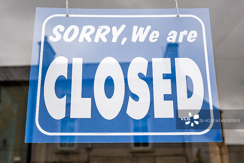 商店门上的关闭标志图片素材