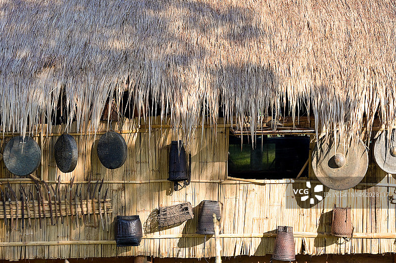 越南科族传统房屋前的装饰，配有独特的传统工具、道具和艺术家图片素材