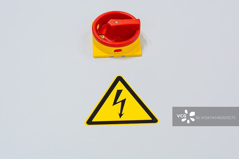 工人按下停止按钮，紧急红色按钮图片素材