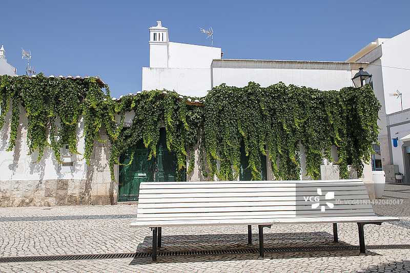 街边的白色长椅图片素材