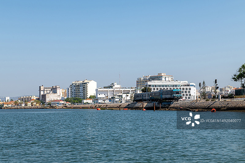 葡萄牙法鲁城市景观：海边行驶的火车图片素材