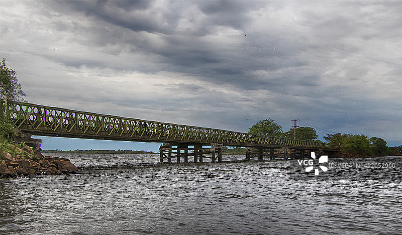 通往卡洛斯·佩莱格里尼殖民地的通道桥图片素材