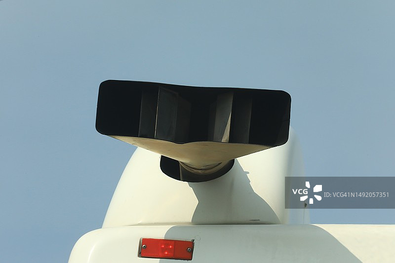 天然气动力公交车上的排气烟囱图片素材