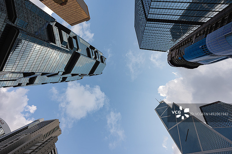 从低角度看市中心金融区的现代企业摩天大楼的城市建筑设计图片素材