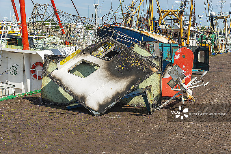 被拆除拖网渔船的钢铁残骸图片素材