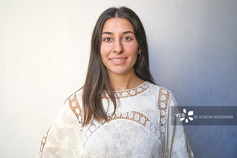 年轻拉丁裔女子微笑肖像图片素材
