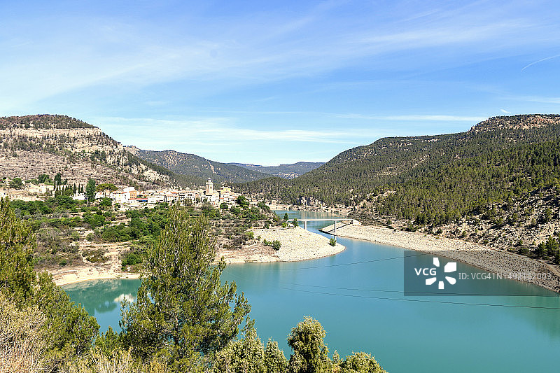 从山坡上看到的水库图片素材