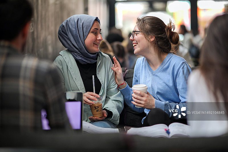 Z世代的快乐朋友们，永远的好朋友，欢笑，享受美好时光，青年文化图片素材