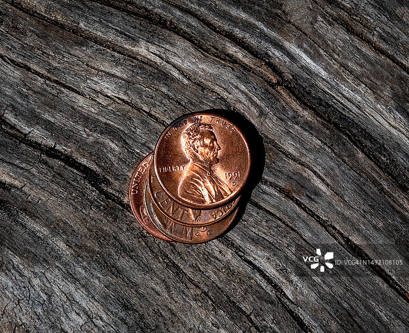 树桩上的四个便士图片素材