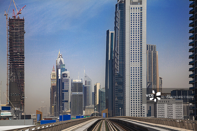 阿联酋迪拜地铁沿线的现代摩天大楼图片素材