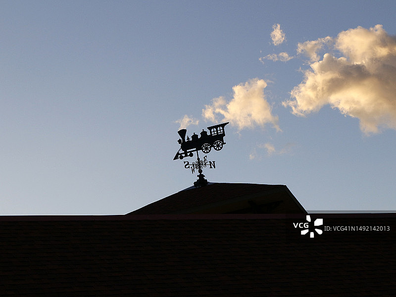 嘟嘟列车停靠站图片素材