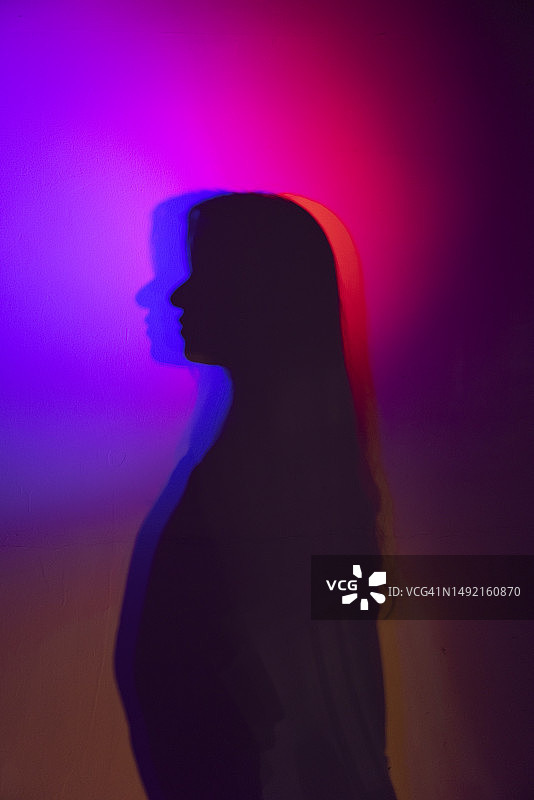 被霓虹灯照亮的亚洲女性图片素材