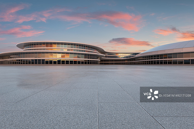 日落时分的现代建筑与空旷的广场图片素材