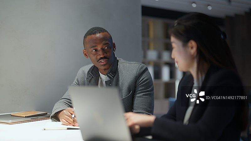 两位商务人士在现代办公室举行商务会议图片素材