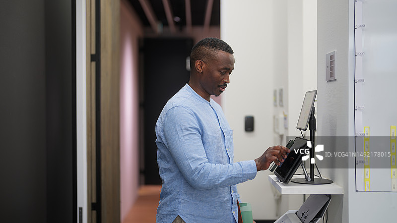 到达办公室的黑人商人图片素材