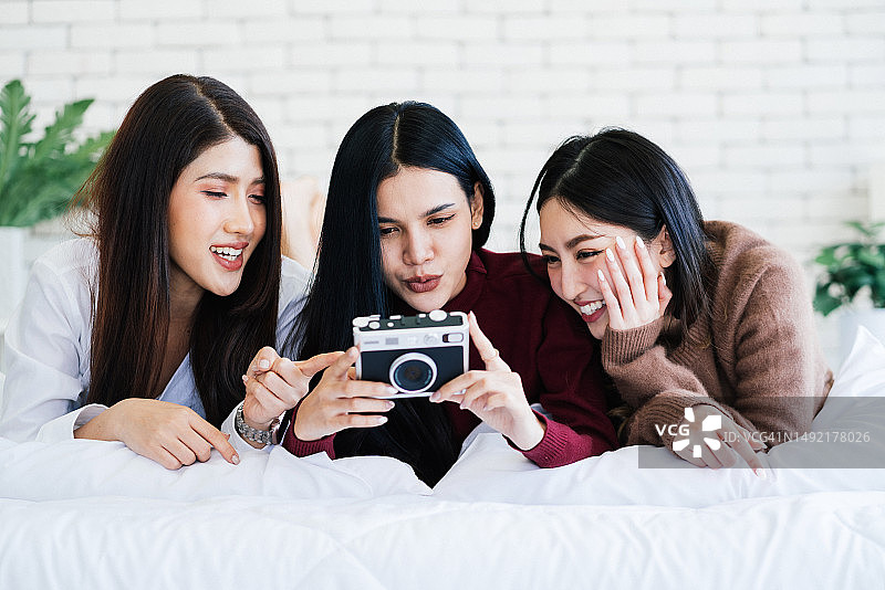 朋友们玩拍立得相机图片素材