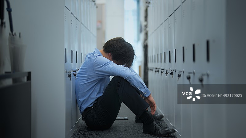 商务人士在办公室感到困难和不安图片素材