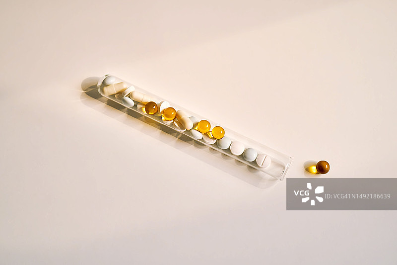 试管中的药片、维生素和膳食补充剂图片素材