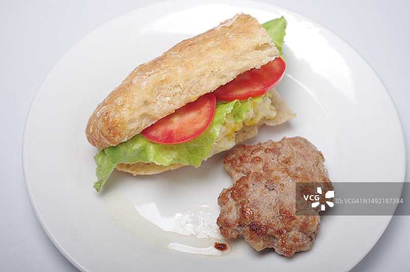 鸡蛋沙拉三明治配汉堡肉丸图片素材