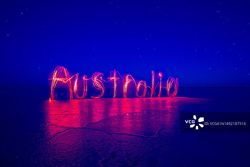 光绘：在盐湖上用光书写的澳大利亚中部图片素材