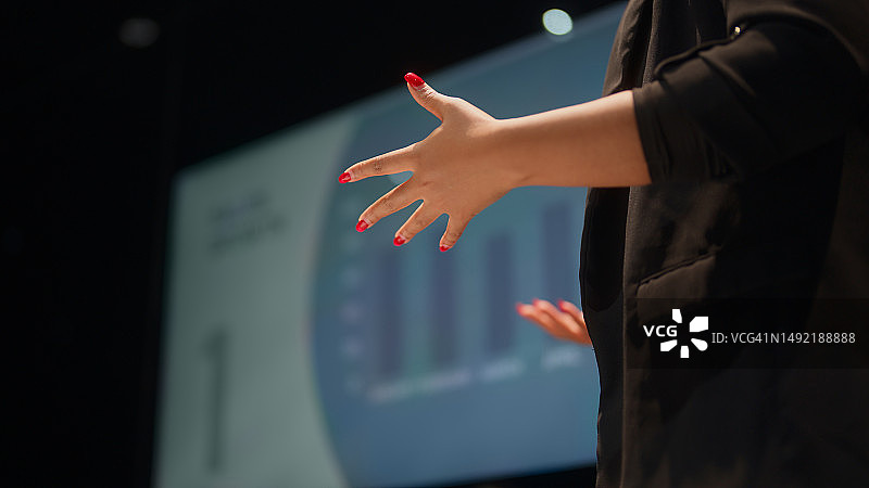 在办公室会议室发表演讲的黑人女商人图片素材