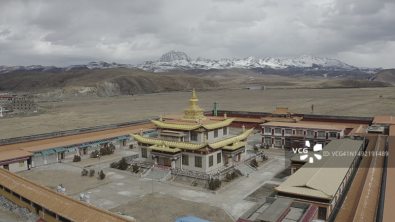 中国四川省塔公草原的寺庙图片素材