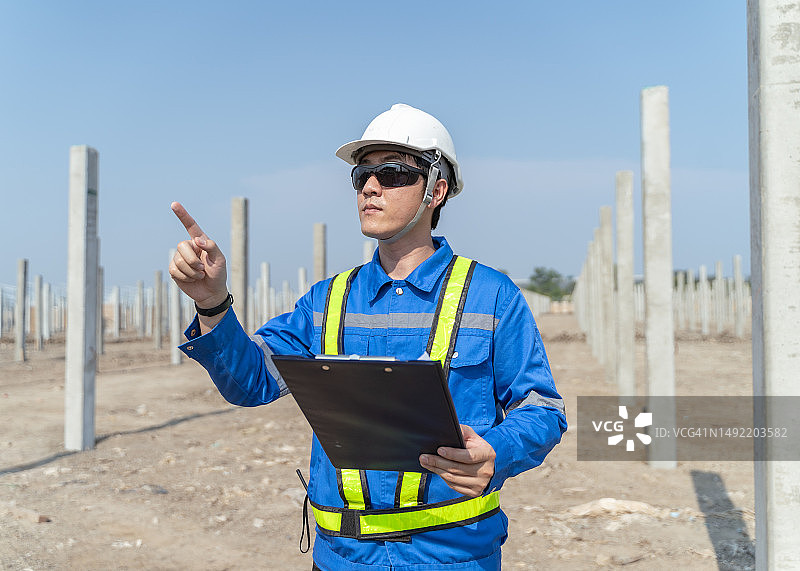 男工程师在建筑工地检查结构图片素材