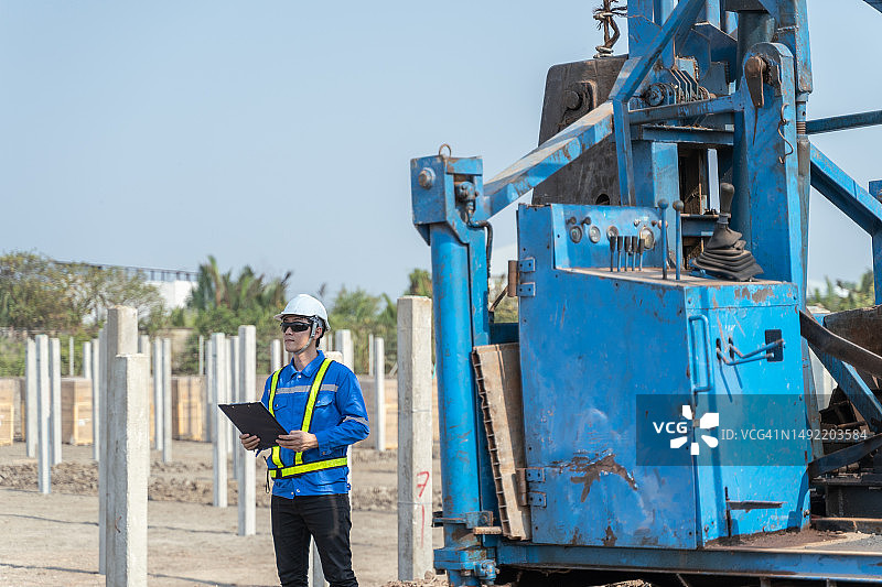 工程师控制并检查桩机安装图片素材