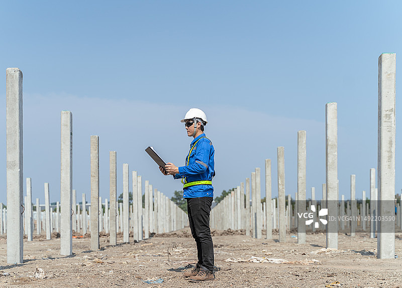 男工程师在建筑工地检查进度和结构图片素材