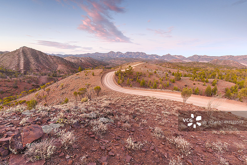 通往Bunyeroo山谷瞭望台的乡村公路，弗林德斯山脉，南澳大利亚图片素材