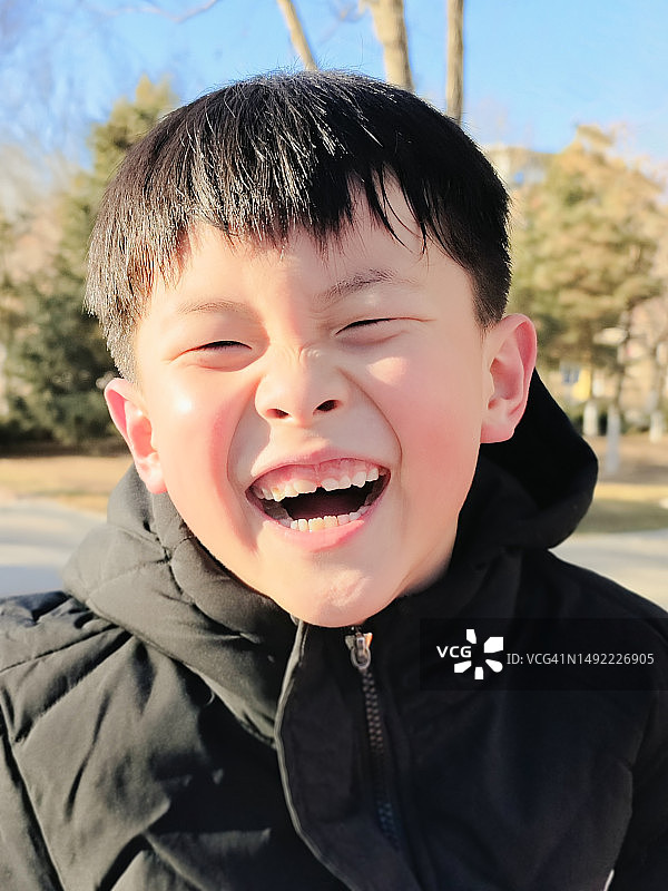 微笑的小男孩图片素材