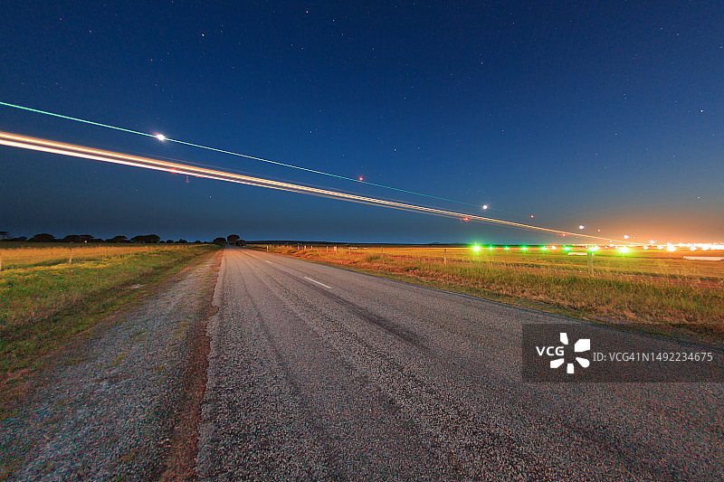 飞机降落长曝光摄影图片素材