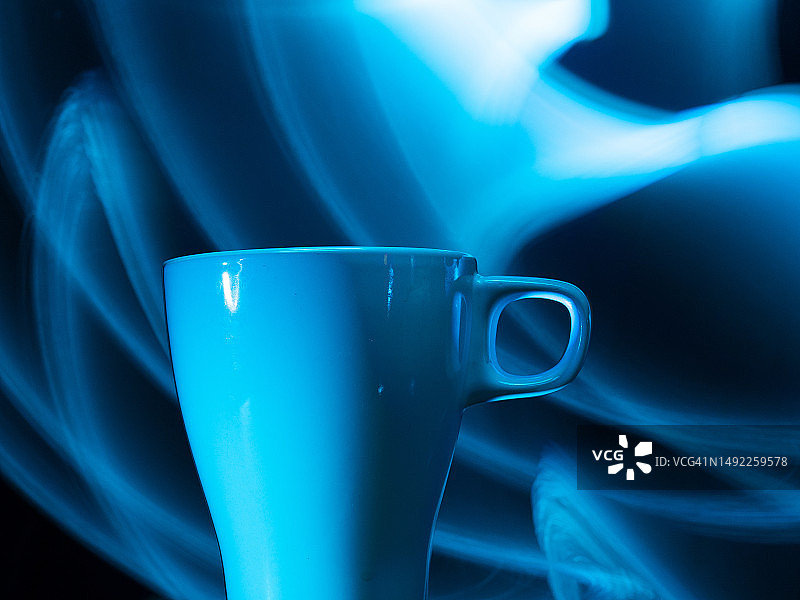 咖啡杯，现代蓝色背景图片素材