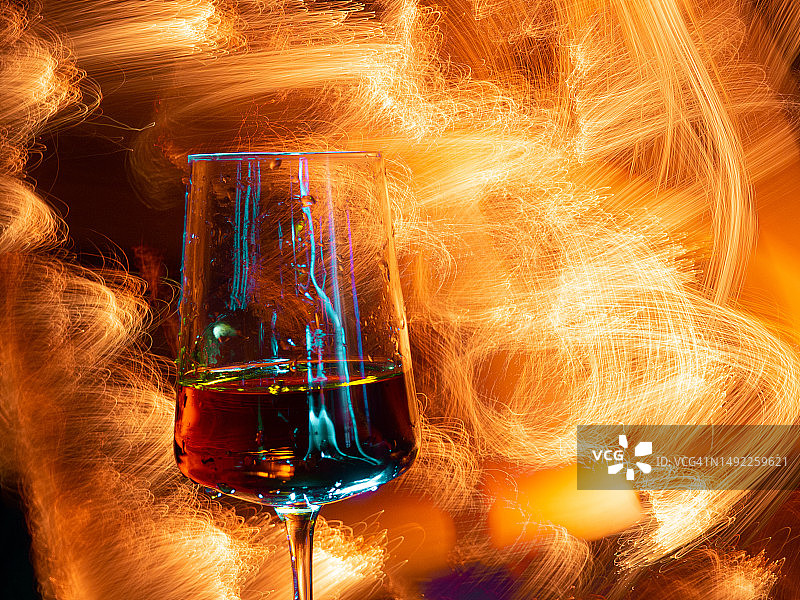 一杯酒，背景是火焰图片素材