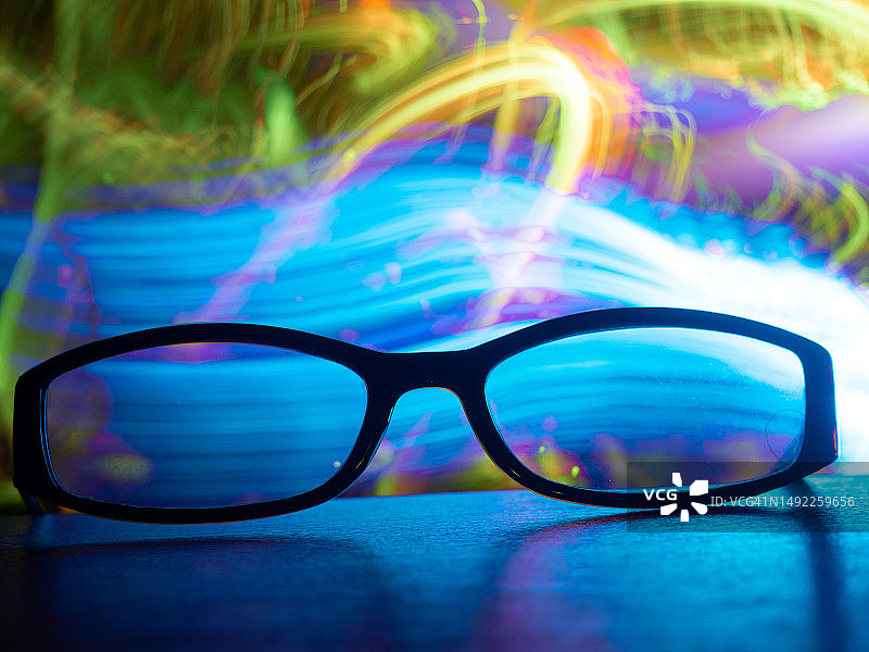 动感背景中的眼镜图片素材